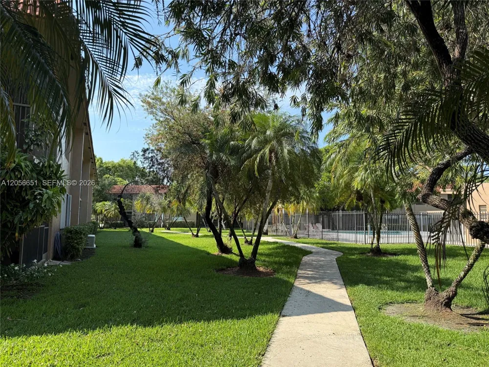 435 Lakeview Dr #201 Weston, FL 33326