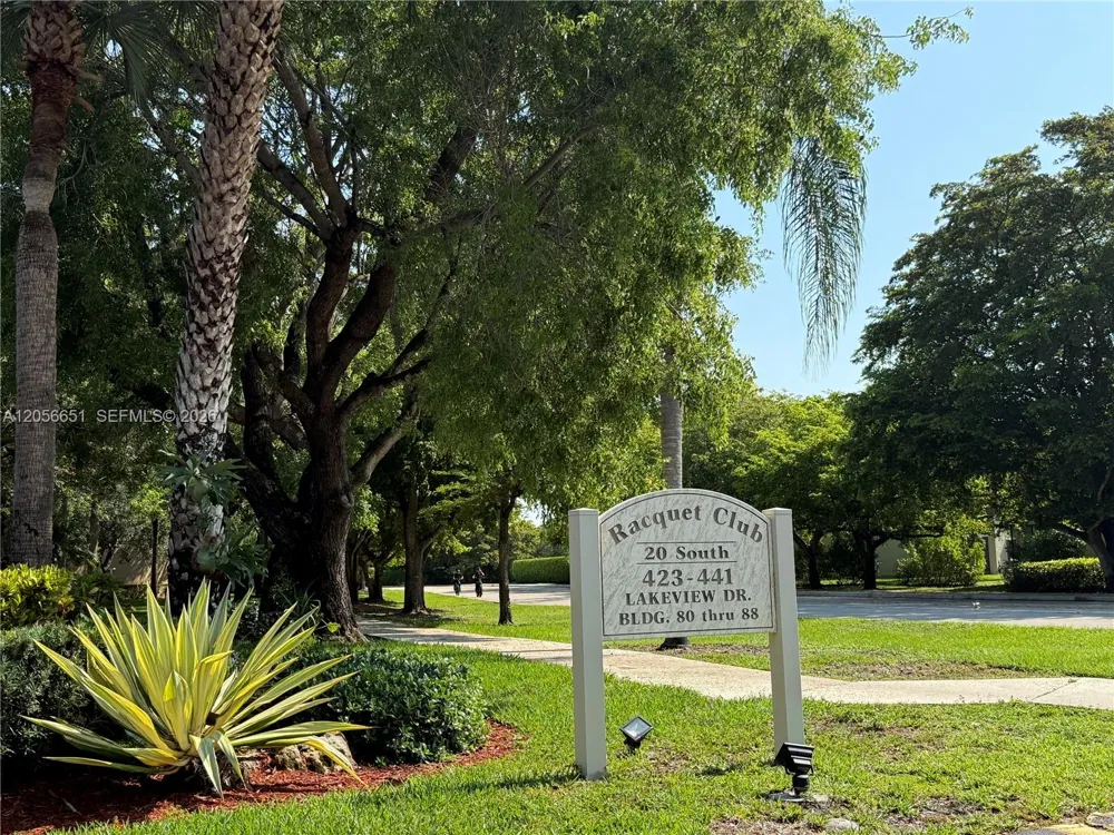 435 Lakeview Dr #201 Weston, FL 33326