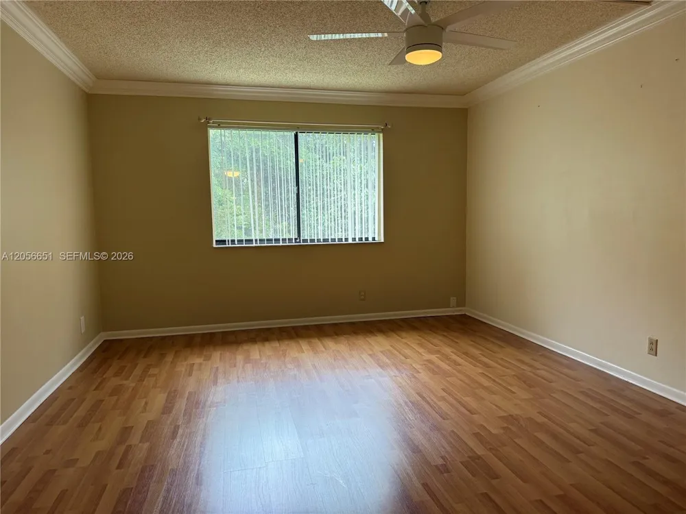 435 Lakeview Dr #201 Weston, FL 33326