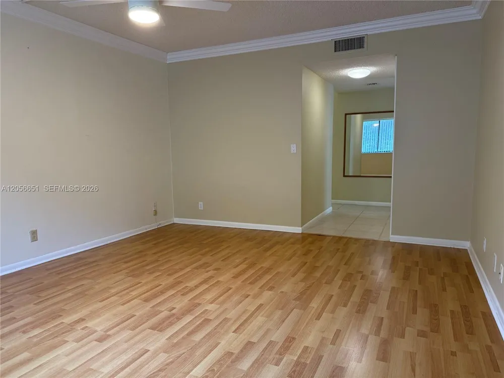 435 Lakeview Dr #201 Weston, FL 33326
