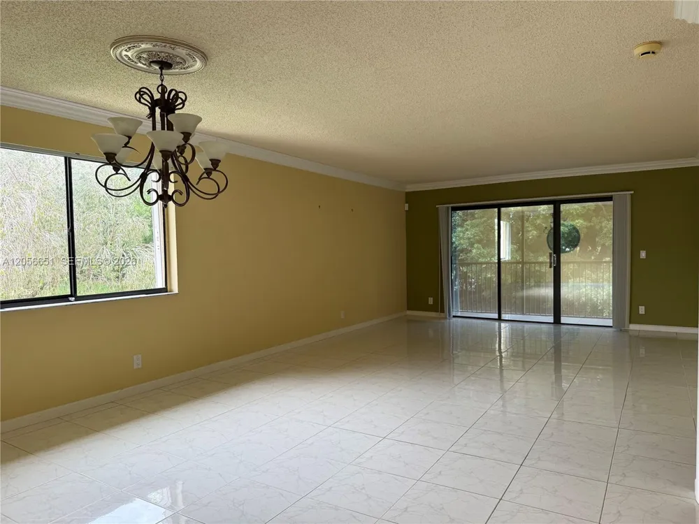 435 Lakeview Dr #201 Weston, FL 33326
