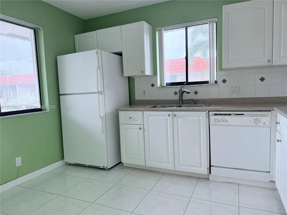 435 Lakeview Dr #201 Weston, FL 33326