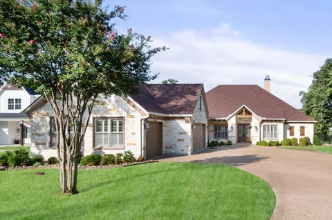 560 Clubhouse Drive