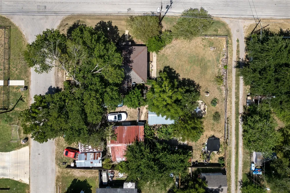 301 Holly Avenue Luling, TX 78648
