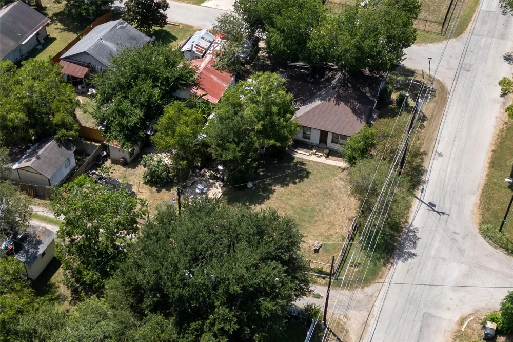 301 Holly Avenue Luling, TX 78648