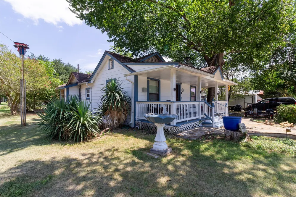301 Holly Avenue Luling, TX 78648