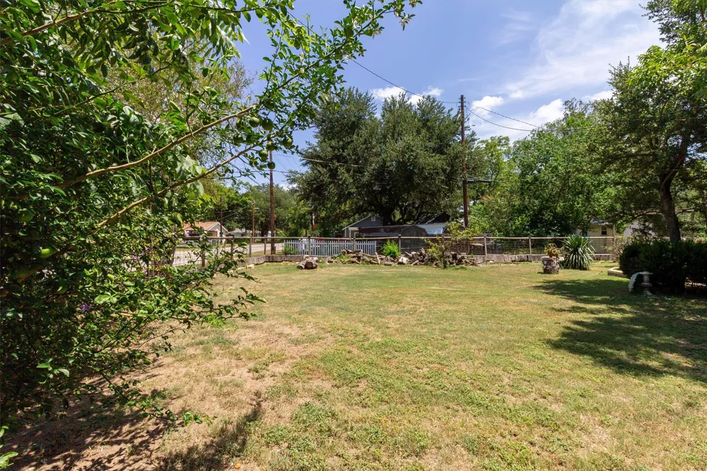 301 Holly Avenue Luling, TX 78648