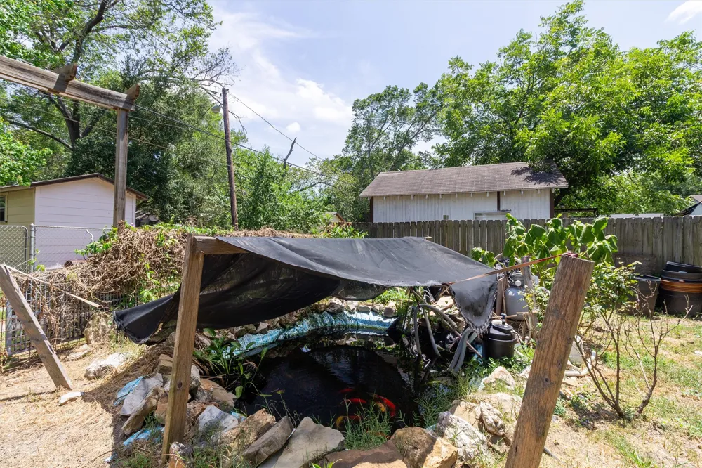 301 Holly Avenue Luling, TX 78648