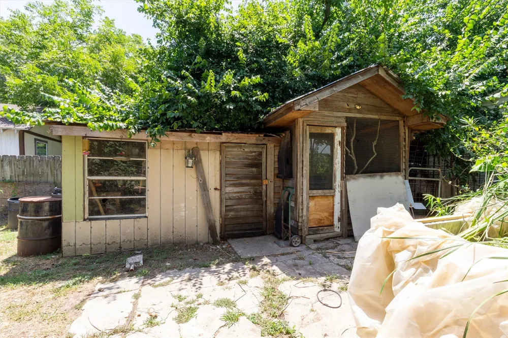 301 Holly Avenue Luling, TX 78648