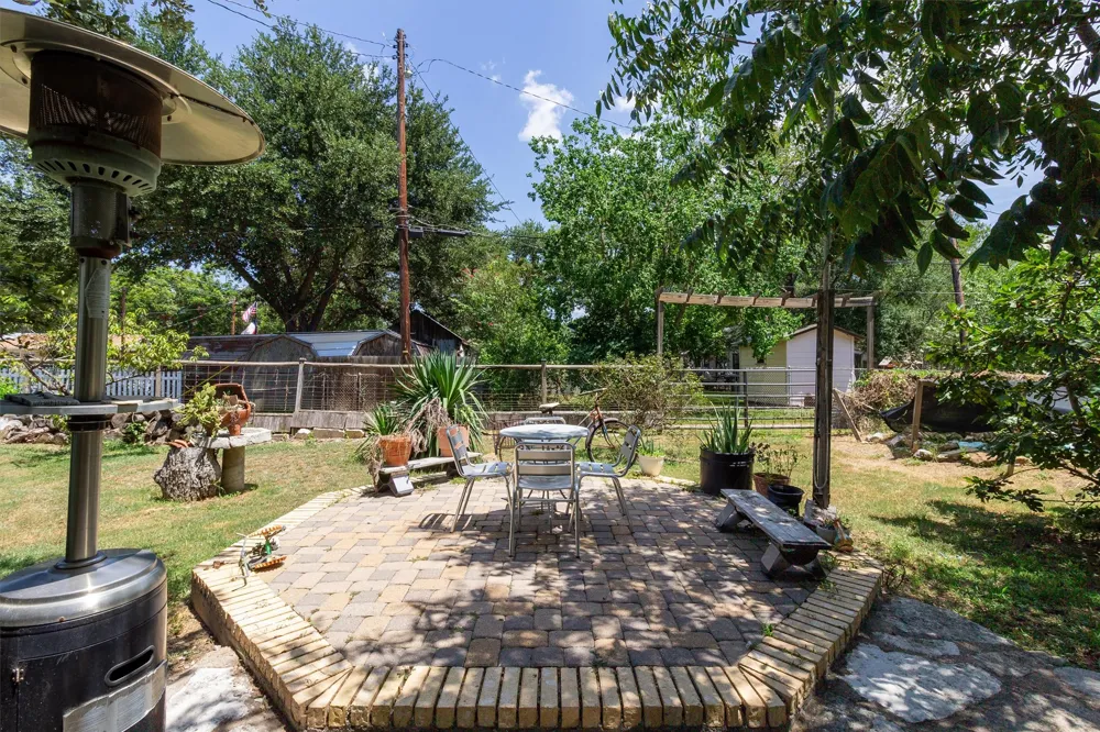 301 Holly Avenue Luling, TX 78648