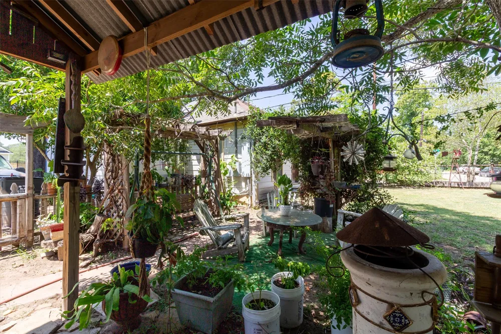 301 Holly Avenue Luling, TX 78648