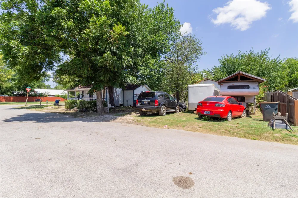 301 Holly Avenue Luling, TX 78648