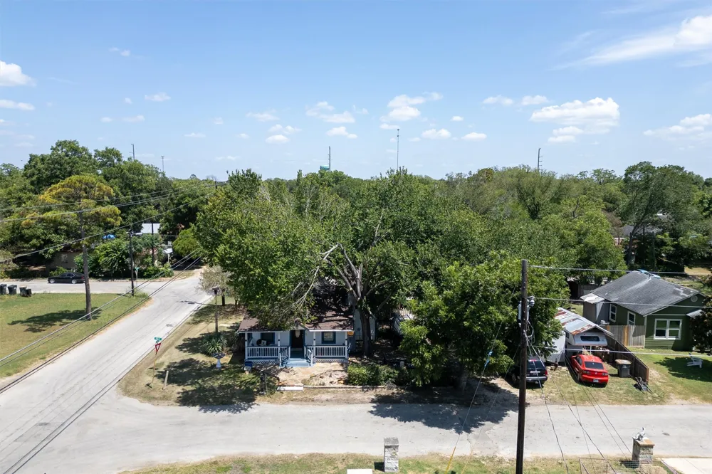301 Holly Avenue Luling, TX 78648