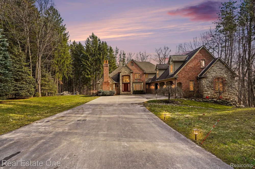 12901 Sleigh Trail Hartland Township, MI 48380