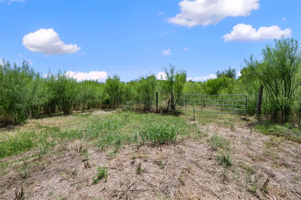18101 Albert Voelker Road Elgin, TX 78621