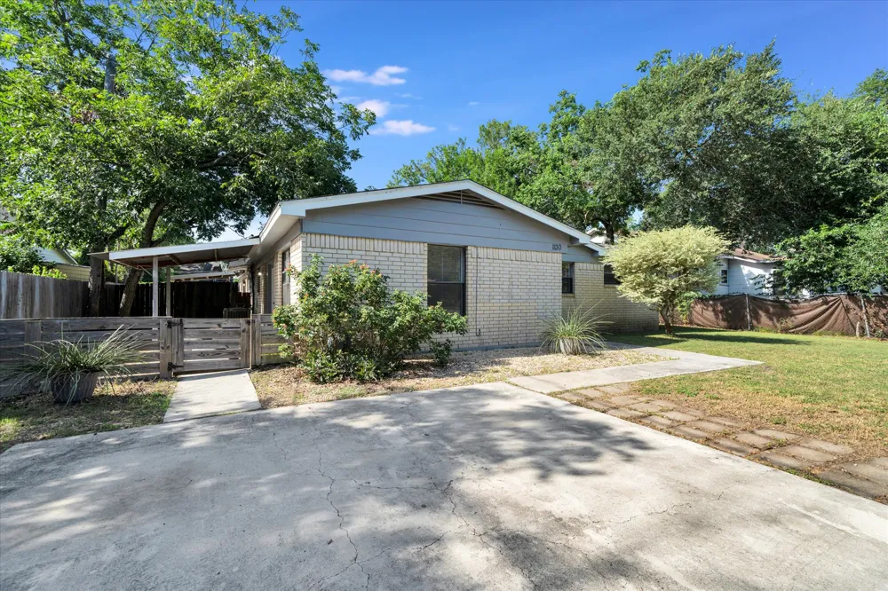 1130 Bois D'Arc St Lockhart, TX 78644