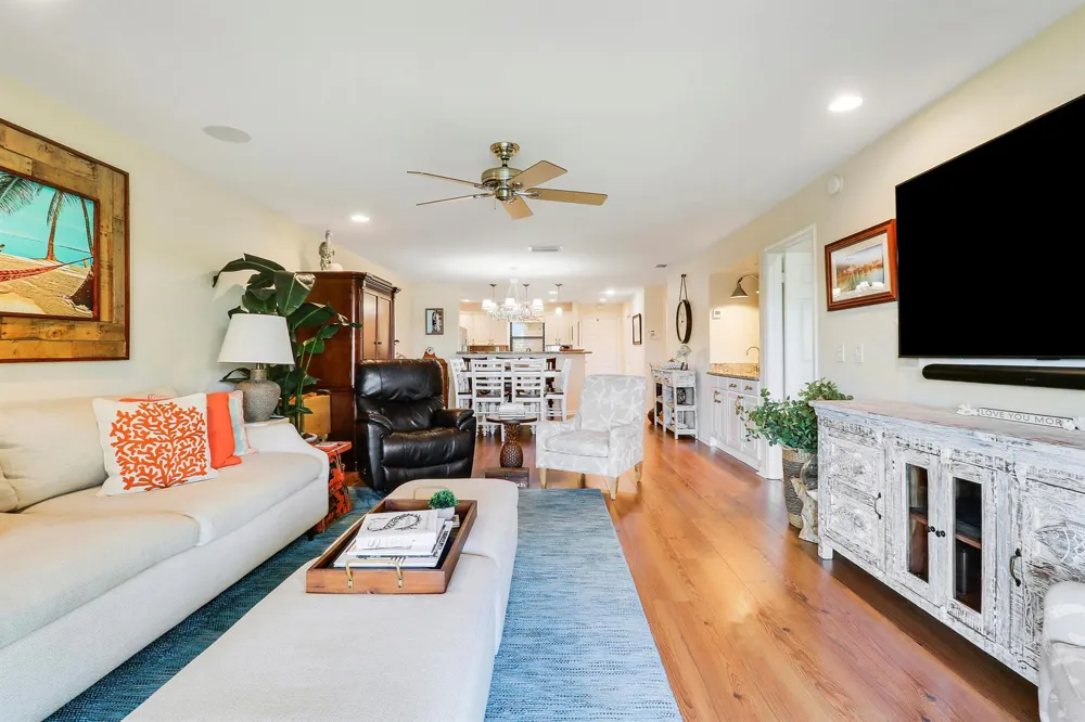 711 Hummingbird Way #201 North Palm Beach, FL 33408