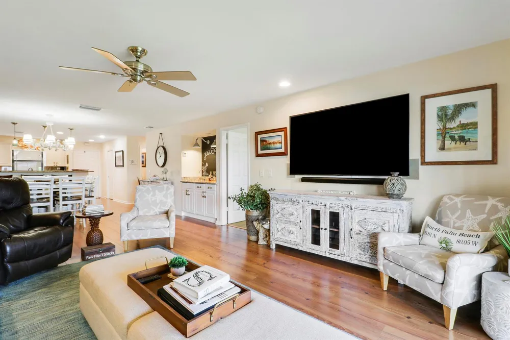 711 Hummingbird Way #201 North Palm Beach, FL 33408
