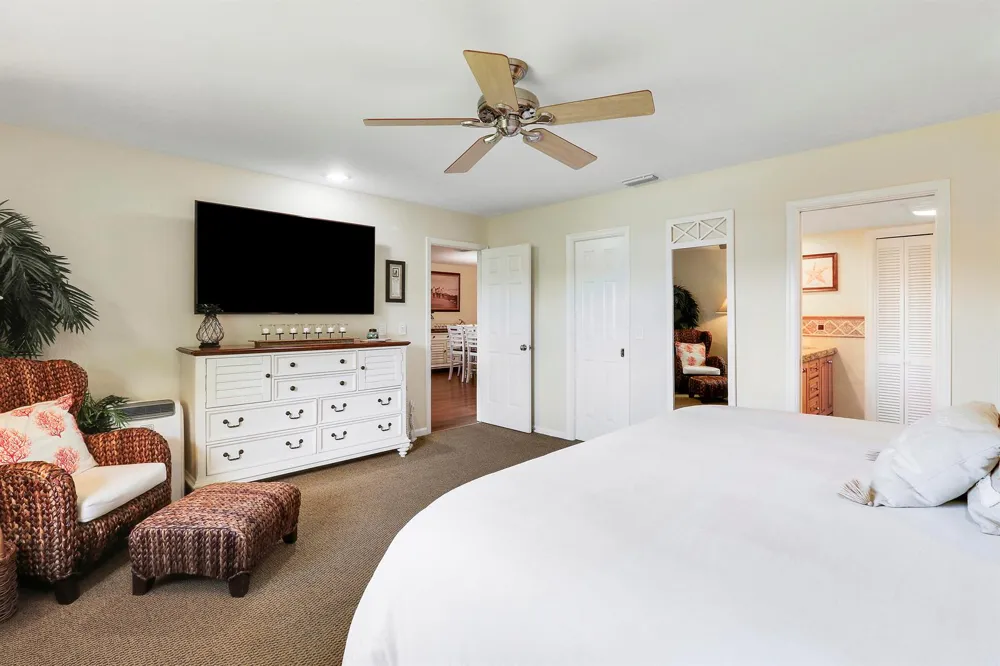 711 Hummingbird Way #201 North Palm Beach, FL 33408