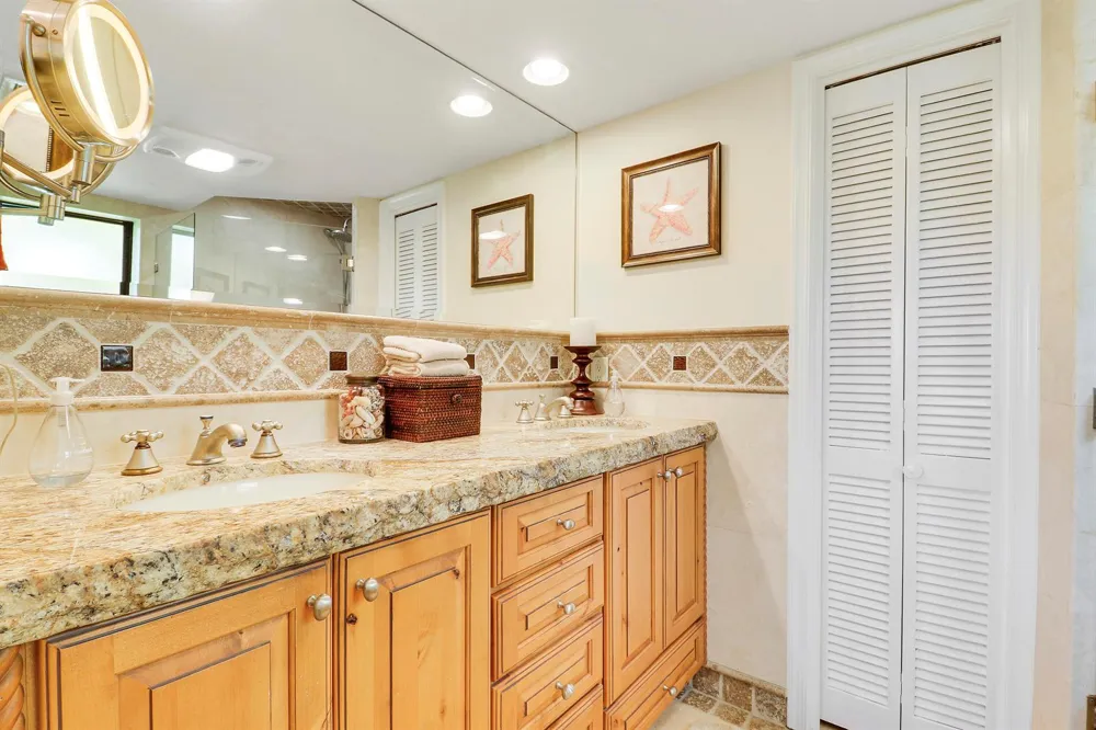 711 Hummingbird Way #201 North Palm Beach, FL 33408