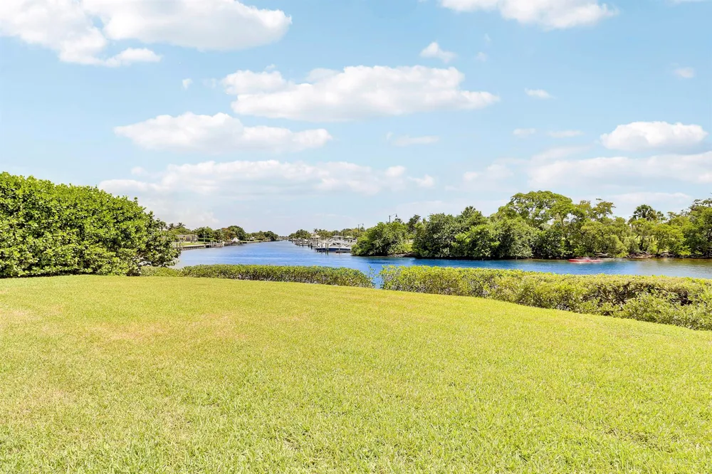 711 Hummingbird Way #201 North Palm Beach, FL 33408