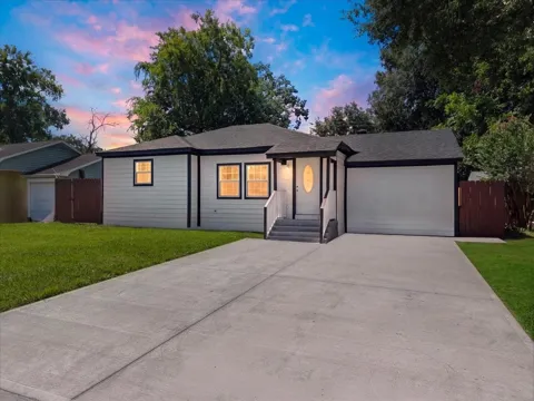 1105 W Ellaine Avenue