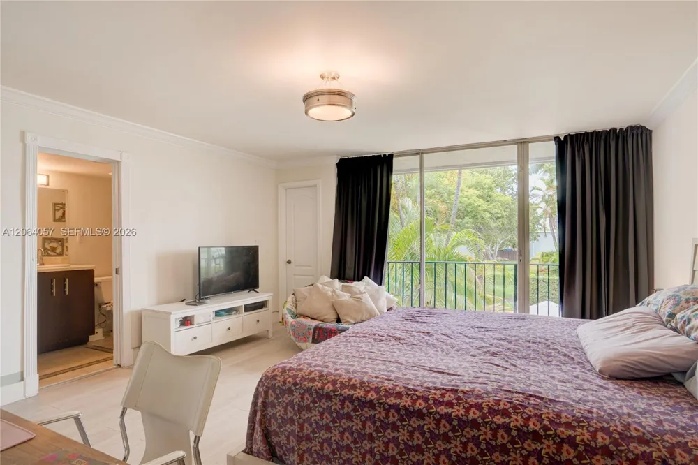 2307 NE 7th St #40 Hallandale Beach, FL 33009