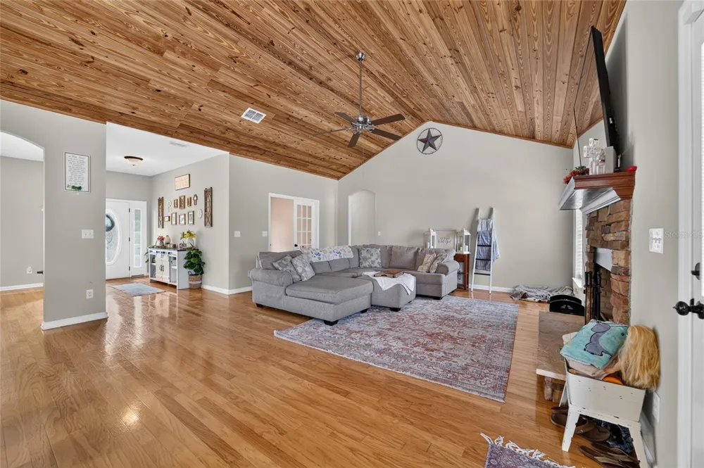 6351 SE 140 AVENUE Morriston, FL 32668