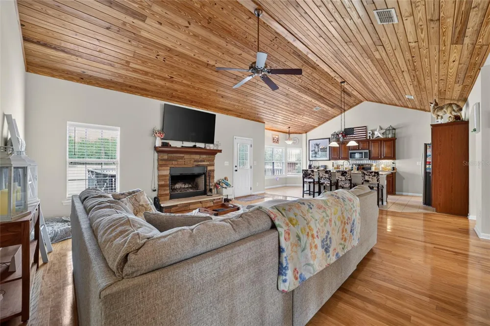 6351 SE 140 AVENUE Morriston, FL 32668