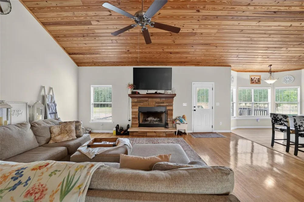 6351 SE 140 AVENUE Morriston, FL 32668