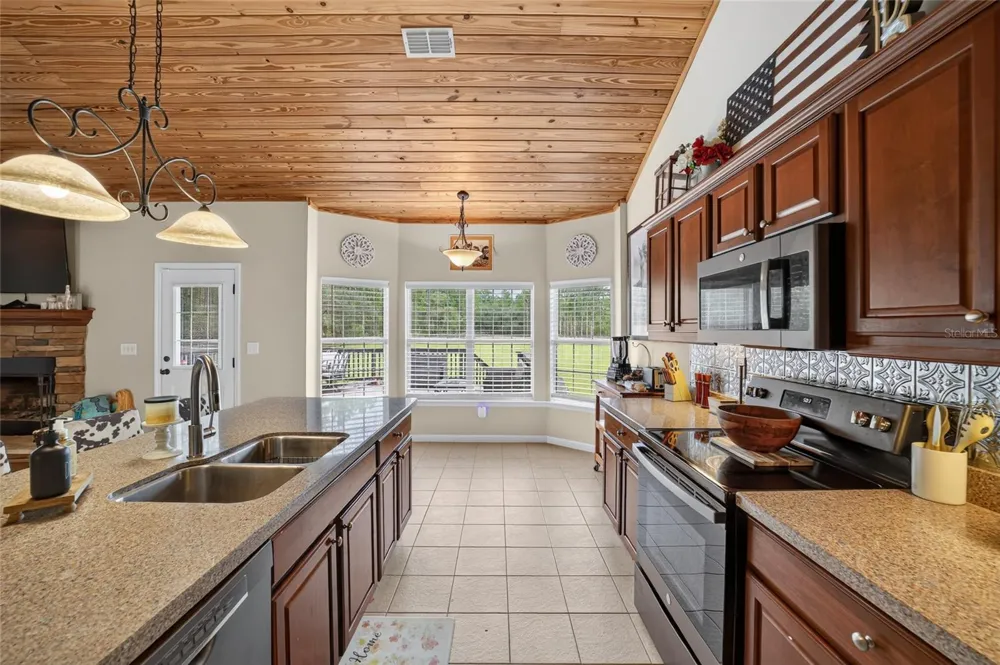 6351 SE 140 AVENUE Morriston, FL 32668