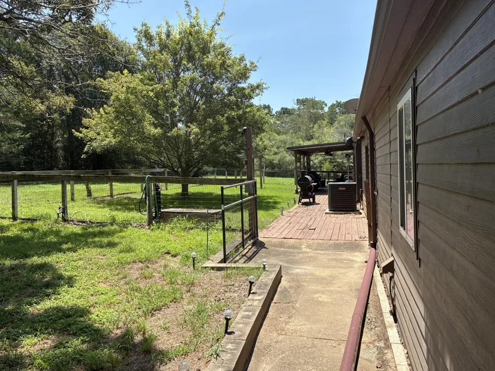 1052 Briar Crest Drive New Ulm, TX 78950