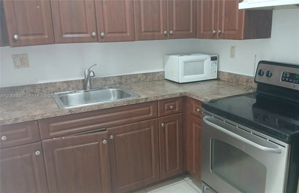 3610 NW 21st St #313 Lauderdale Lakes, FL 33311