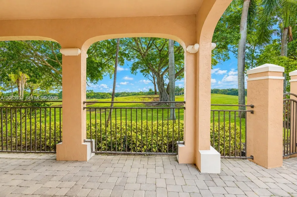 2703 Center Ct Dr #1-14 Weston, FL 33332