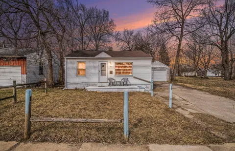 933 E Foss Avenue