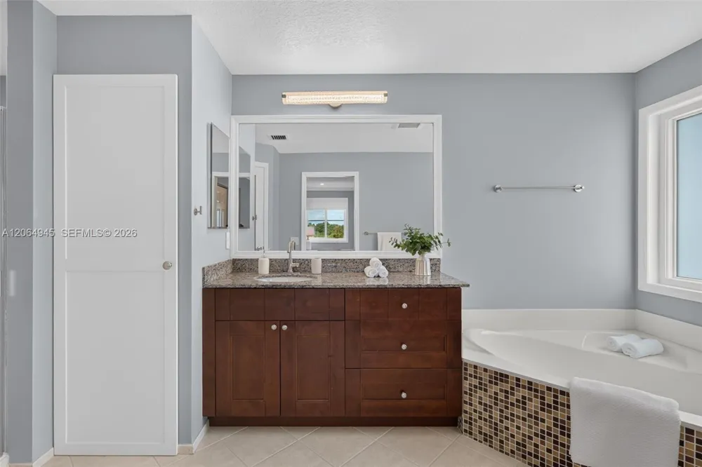 1038 Lavender Cir Weston, FL 33327