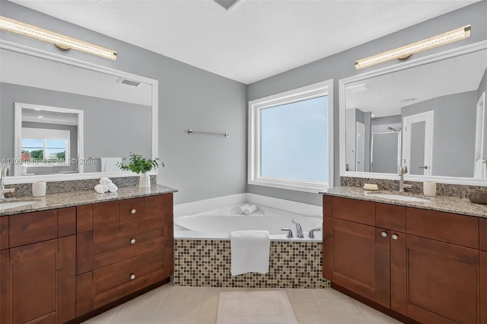 1038 Lavender Cir Weston, FL 33327
