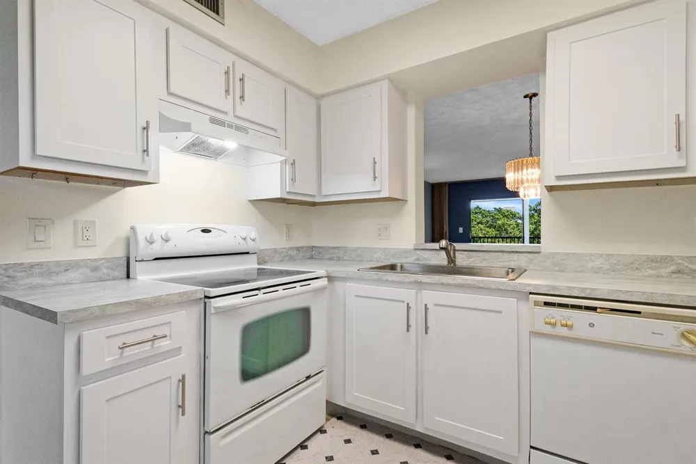 2209 S Cypress Bend Drive #507 Pompano Beach, FL 33069