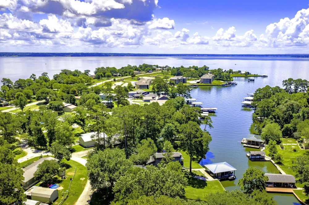 305 Lakeshore Dr Onalaska, TX 77360