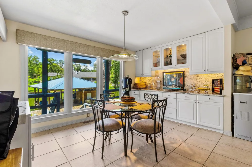 305 Lakeshore Dr Onalaska, TX 77360
