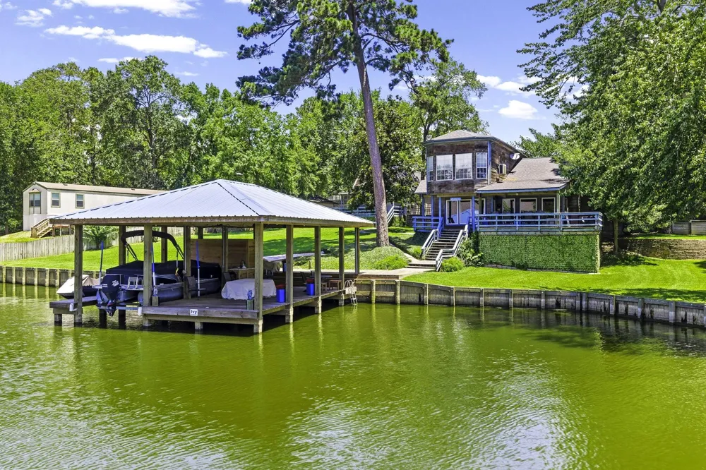 305 Lakeshore Dr Onalaska, TX 77360