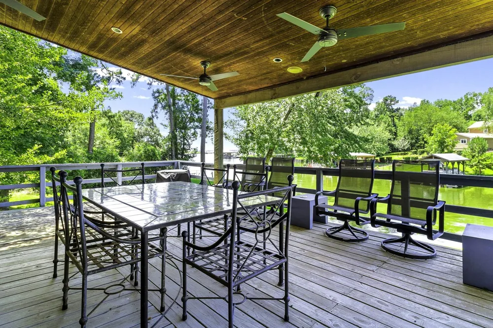 305 Lakeshore Dr Onalaska, TX 77360