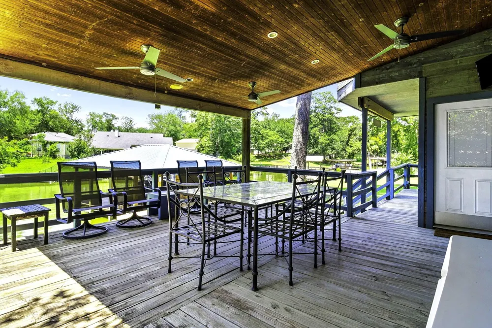 305 Lakeshore Dr Onalaska, TX 77360