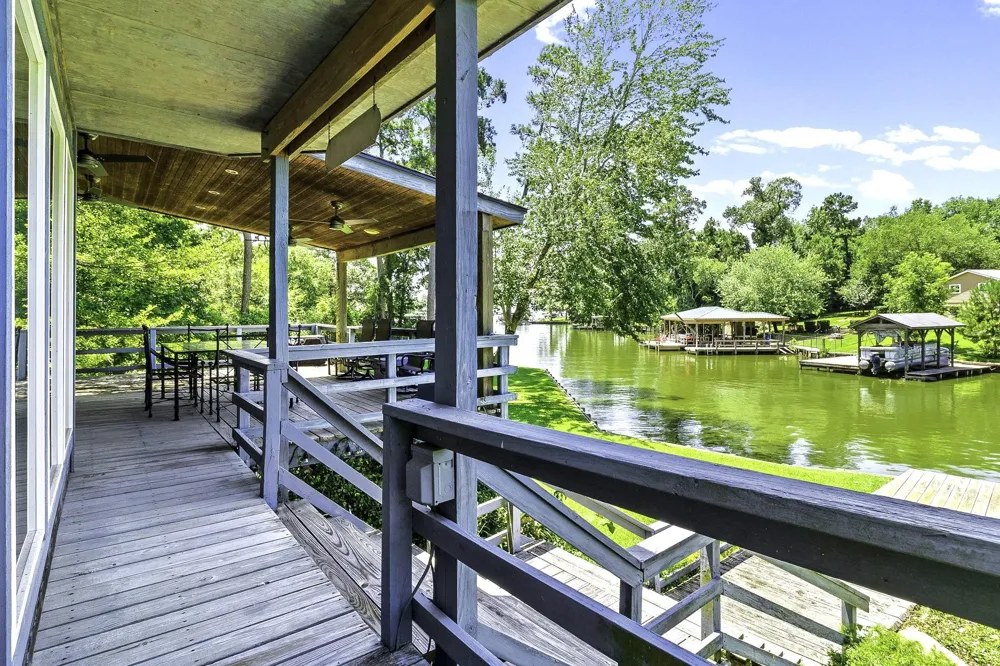 305 Lakeshore Dr Onalaska, TX 77360