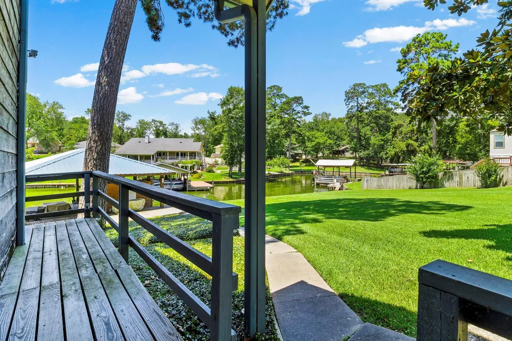 305 Lakeshore Dr Onalaska, TX 77360