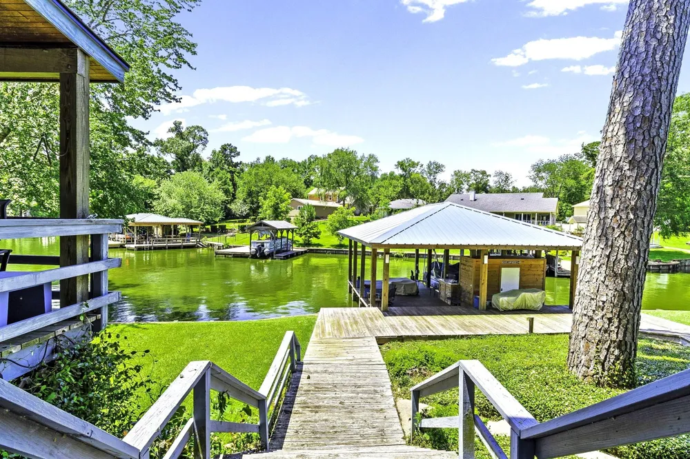 305 Lakeshore Dr Onalaska, TX 77360