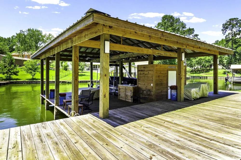 305 Lakeshore Dr Onalaska, TX 77360