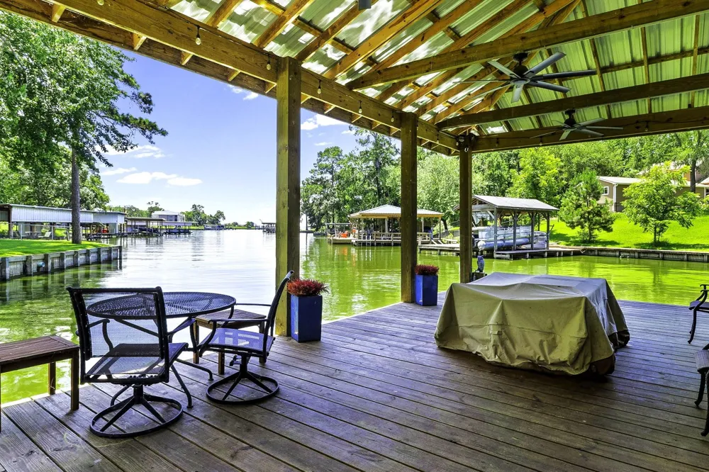 305 Lakeshore Dr Onalaska, TX 77360