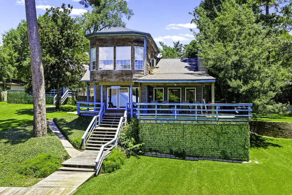 305 Lakeshore Dr Onalaska, TX 77360