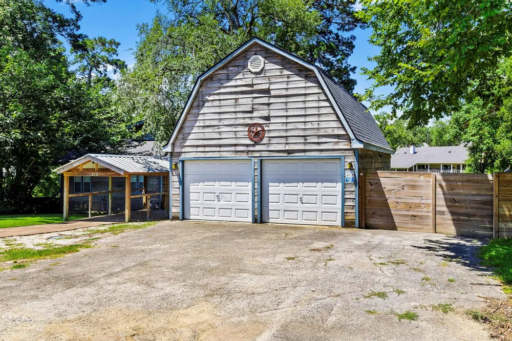 305 Lakeshore Dr Onalaska, TX 77360